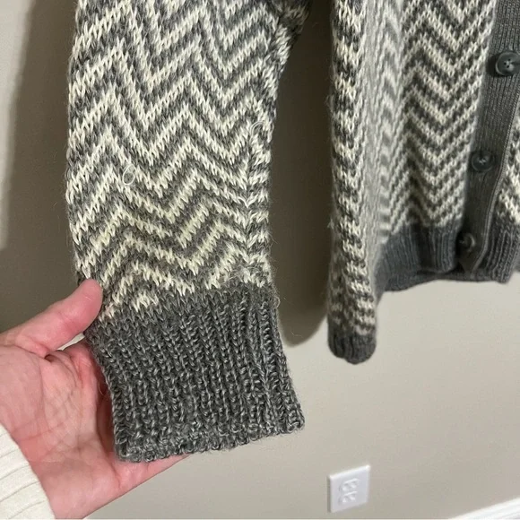 Vintage Jones New York Wool Blend Gray and Cream Chevron Cardigan size M Petite - Picture 4 of 7